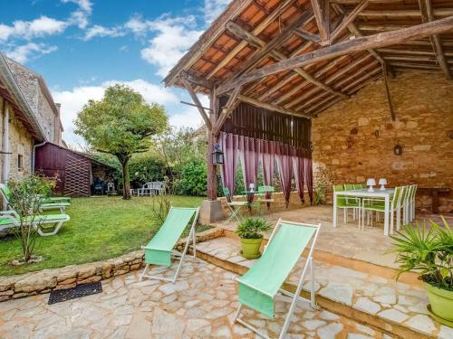 Spacious Holiday Home In Saint-martin Le Redon With Garden