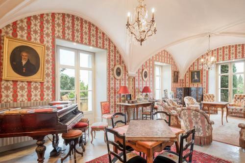 Saint-siffret Chateau Sleeps 12 With Pool