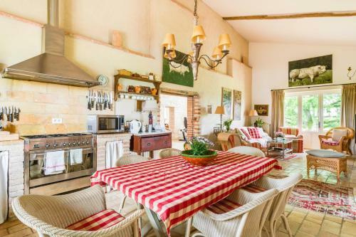 Saint-urcisse Villa Sleeps 8 Pool Wifi