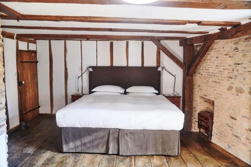 Saint-yrieix-la-perche Town House Sleeps 10