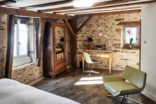 Saint-yrieix-la-perche Town House Sleeps 10