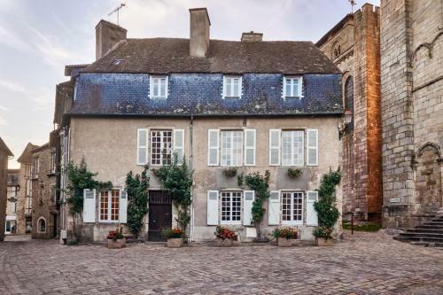Saint-yrieix-la-perche Town House Sleeps 10
