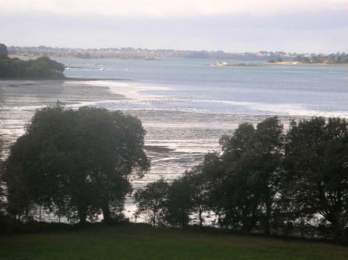 Chateau De Kergeorget - Vue Sur Le Golfe