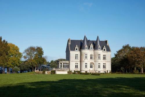 Chateau De Kergeorget - Vue Sur Le Golfe