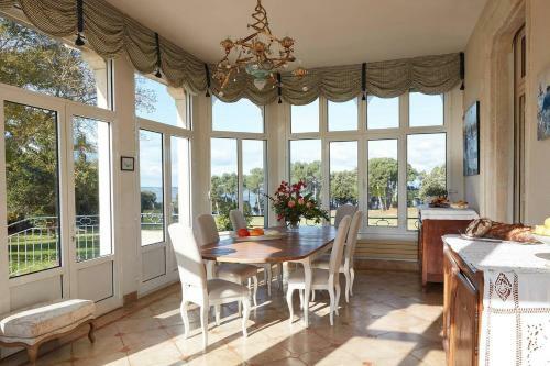 Chateau De Kergeorget - Vue Sur Le Golfe