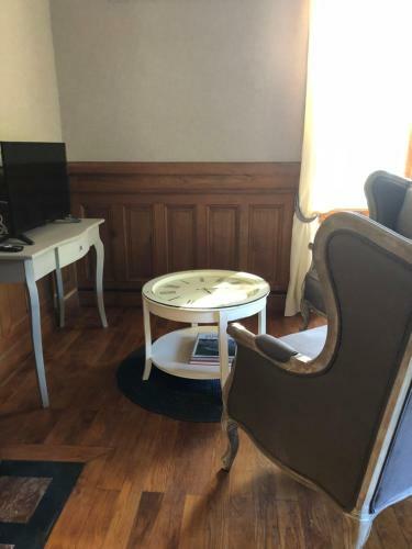 Hostal La Villa Des Pr�s Chambre C�dre