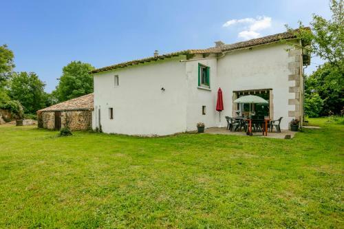 3-bed Rustic French Cottage We Welcome Families