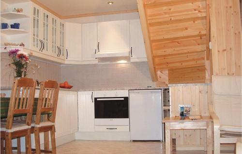 Holiday Home Hatlestrand Hatlestrandsvegen IV