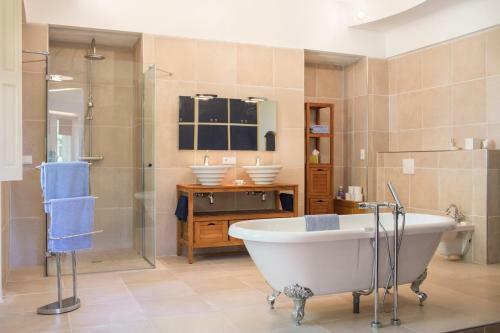 Vacqueyras Chateau Sleeps 12 Pool Wifi