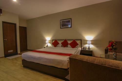 Hotel Regal Airport