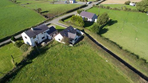 Lovely 3-bedroom Cottage Beaumaris Mountain Views!