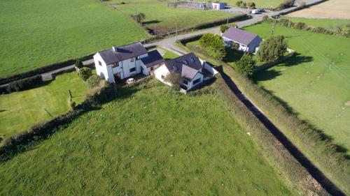 Lovely 3-bedroom Cottage Beaumaris Mountain Views!