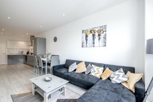 Huge Bedford Apartment For Business Workers By Comfy Workers