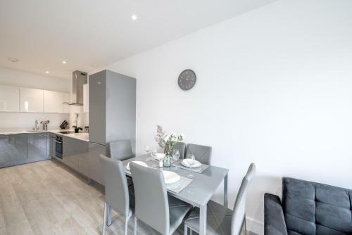 Huge Bedford Apartment For Business Workers By Comfy Workers