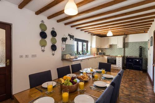 Detached 4-bed Farmhouse Beaumaris Stunning Views!
