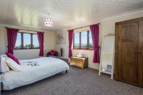 Detached 4-bed Farmhouse Beaumaris Stunning Views!