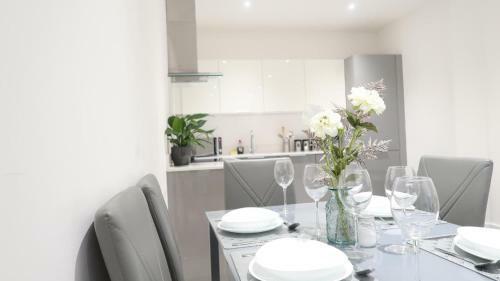 Large Contractor Apartment - Bedford Town Centre By Comfy Workers