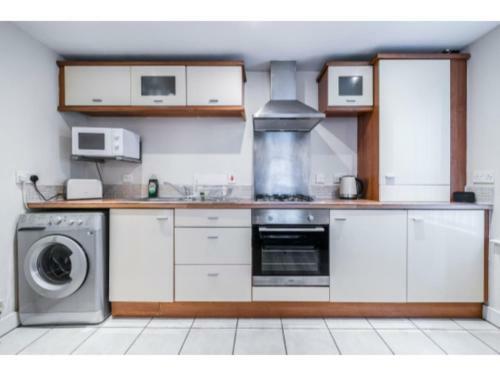 Pass The Keys - Lovely Apartment With 3 Double Bedrooms