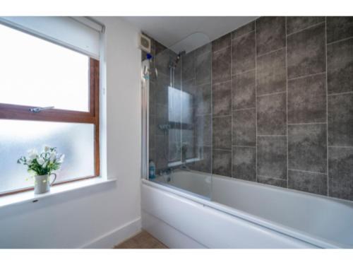 Pass The Keys - Lovely Apartment With 3 Double Bedrooms