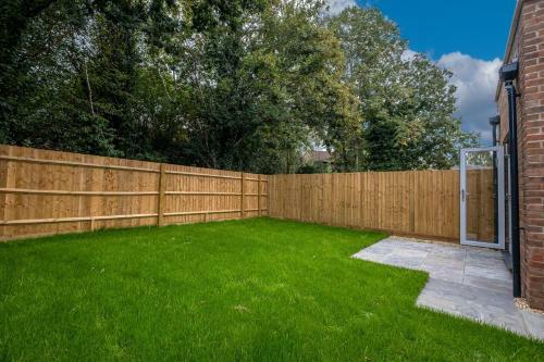 Bracknell Modern And Outstanding 4 Bedroom House, Sleeps 8
