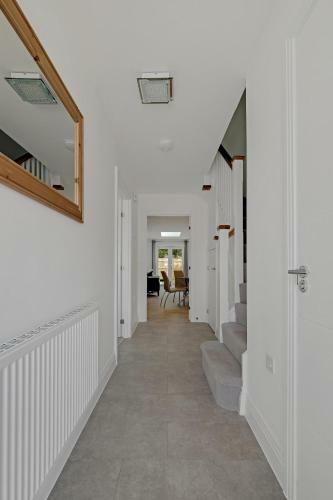 Bracknell Modern And Outstanding 4 Bedroom House, Sleeps 8