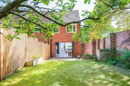 2 Bed House Close To Town Centre