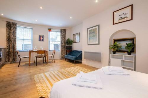 Large Regency Studio Apartment Near The Sea