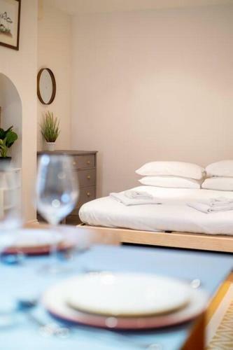 Large Regency Studio Apartment Near The Sea