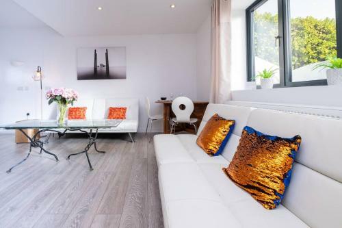 Light, Bright & Beautiful Apartment With Parking