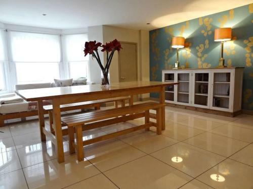 Sillwood Road Group House Sleeps 12