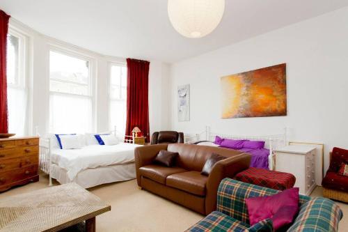 Apartamento Bright Spacious Studio 5 Mins Walk To The Beach!