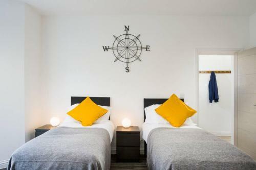 Large, High Quality House Sleeps 10 - Mycityhaven
