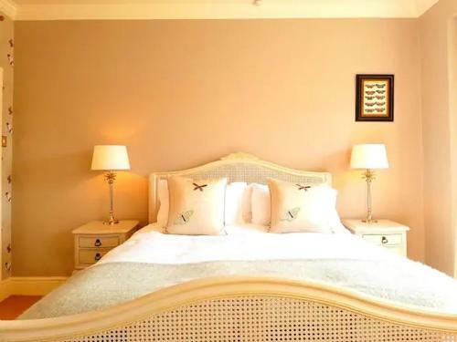 Hotel No 6 The Square Tearooms & Accommodation