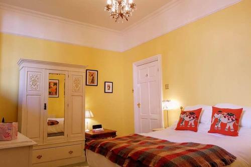 Hotel No 6 The Square Tearooms & Accommodation