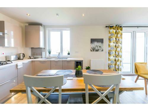 2br Modern Apartment Overlooking The Meadows
