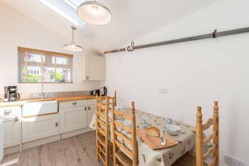 Beautiful, Spacious Guest Suite, Parking, Central!