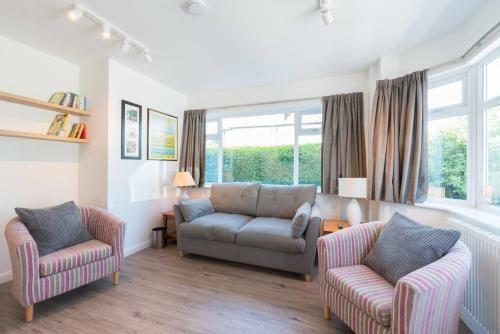 Beautiful, Spacious Guest Suite, Parking, Central!