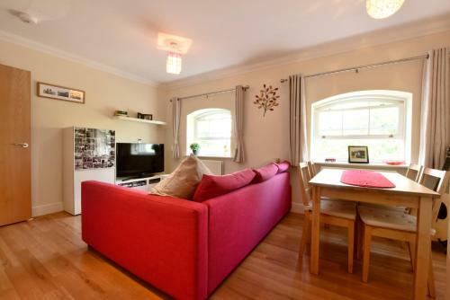 Nunnery Fields - Cosy Apartment With On Site Parking