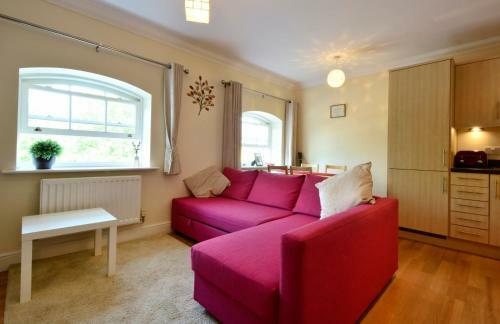 Nunnery Fields - Cosy Apartment With On Site Parking