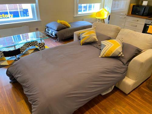 Luxury High Street Apartment