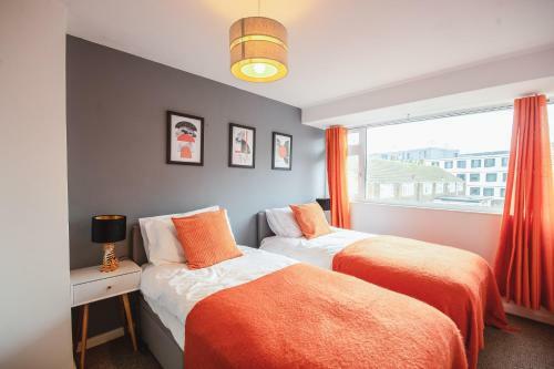 Spacious 4 Bed House, City Centre - Parking Available