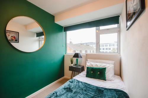 Spacious 4 Bed House, City Centre - Parking Available
