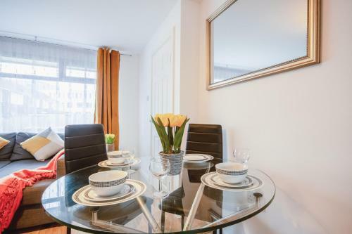 Spacious 4 Bed House, City Centre - Parking Available