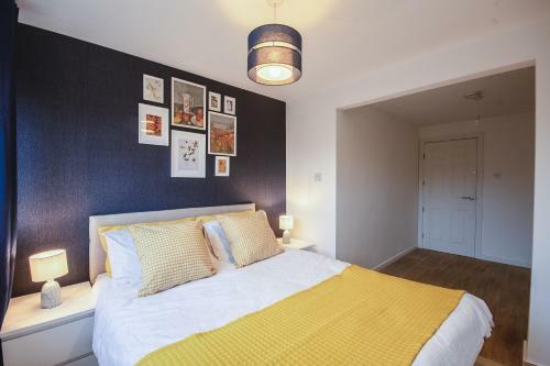 Spacious 4 Bed House, City Centre - Parking Available