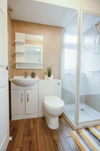 Spacious 4 Bed House, City Centre - Parking Available