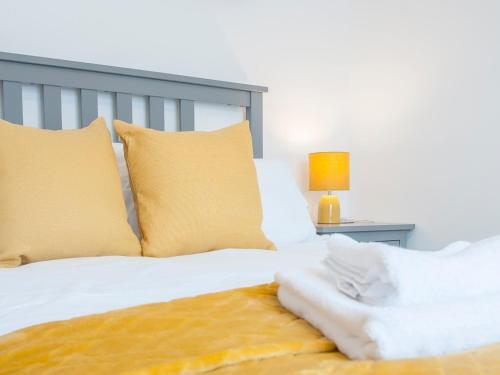 Modern 2 Bedroom Apartment Next To Bay With Parking