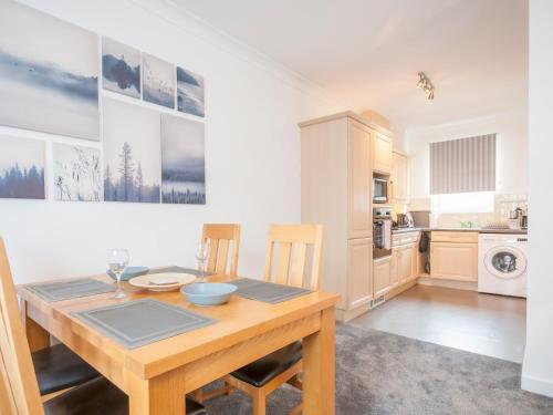 Modern 2 Bedroom Apartment Next To Bay With Parking