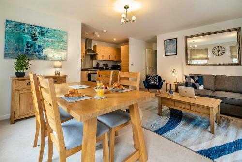 Modern Two Bed Ground Floor Apartment With Parking