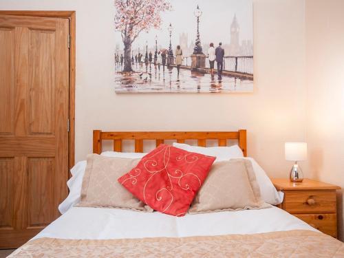 Spacious Victorian 4 Bed House Near Heath Hospital