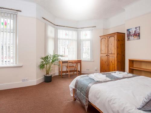 Spacious Victorian 4 Bed House Near Heath Hospital
